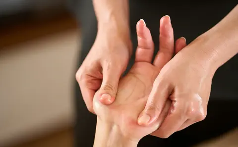 ハンドマッサージでリラックス